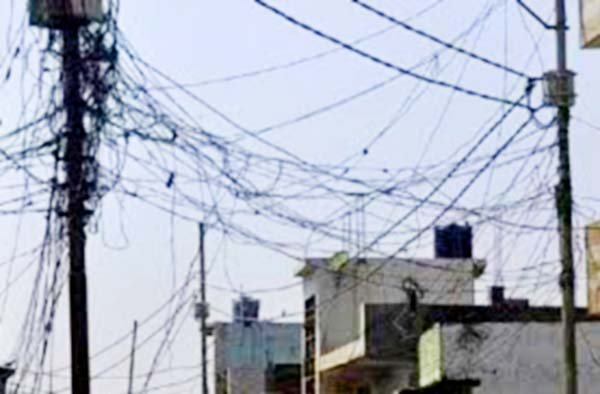 बिजली के तारों की चपेट में आने से दस से अधिक ग्रामीण झुलसे