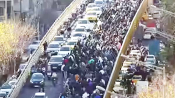 पश्चिमी ईरान में प्रदर्शनों के दौरान हुई झड़पों में तीन लोगों की मौत