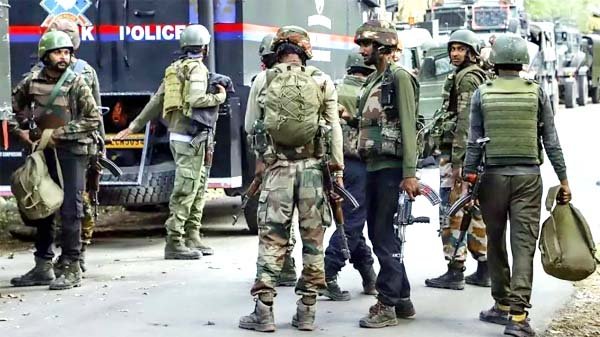 जम्मू-कश्मीर के किश्तवाड़ में आतंकियों से मुठभेड़, सेना के 8 जवान घायल