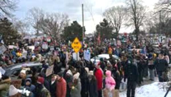 आइस के विरोध में न्यूयॉर्क की सड़कों पर उतरे हज़ारों लोग