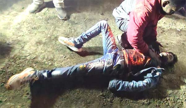 अनियंत्रित बाइक गड्ढे में गिरी चालक घायल