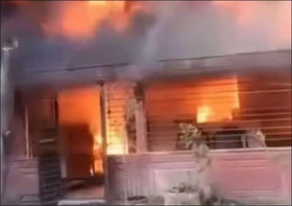 बांग्लादेश में कट्टरपंथियों ने जलाया हिंदू शिक्षक का घर