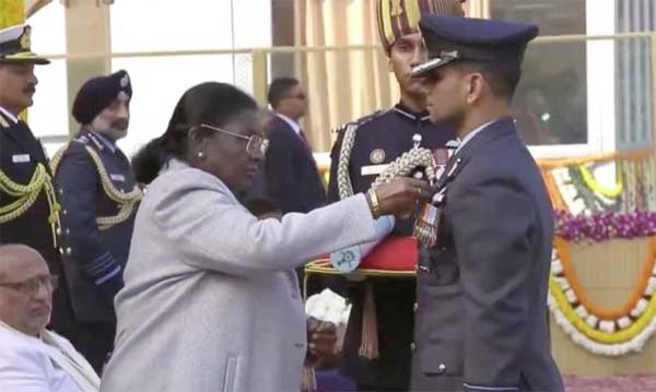 ग्रुप कैप्टन शुक्ला शांतिकाल के सर्वोच्च वीरता पुरस्कार अशोक चक्र से सम्मानित