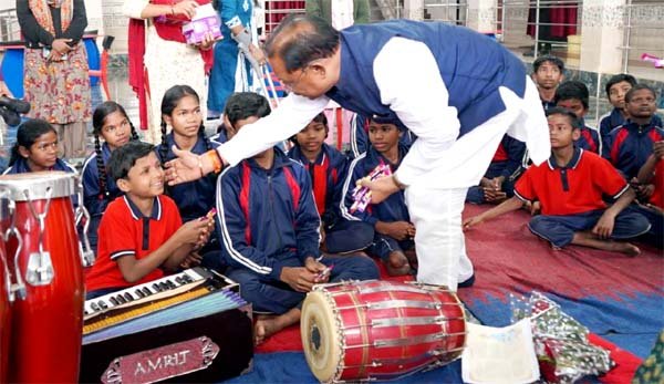 मुख्यमंत्री विष्णुदेव साय ने दिव्यांग बच्चों से की मुलाकात, विद्यालय को बस देने का किया ऐलान