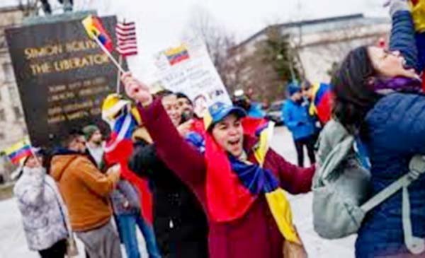 अमेरिका के कई शहरों में वेनेजुएला के खिलाफ सैन्य कार्रवाई के विरोध में सड़कों पर उतरे लोग