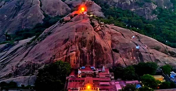 तमिलनाडु की थिरूपरनकुंद्रम पहाड़ी पर स्थित प्राचीन मंदिर में दीपक जलाने के फैसले को भाजपा ने सराहा