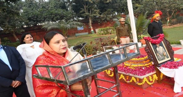 नगर निगम मुख्यालय पर महापौर डॉ शोभा सिकरवार ने तिरंगा फहराकर दी गणतंत्र दिवस की शुभकामनाएं