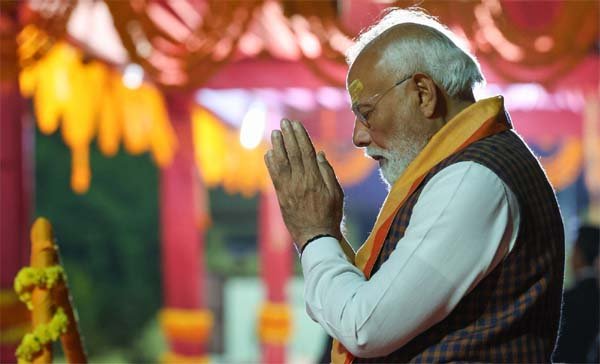 मोदी ने सोमनाथ में रोड शो कर महादेव मंदिर में किए दर्शन