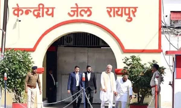 बघेल ने रायपुर सेंट्रल जेल में बंद पूर्व आबकारी मंत्री कवासी लखमा से मुलाकात की