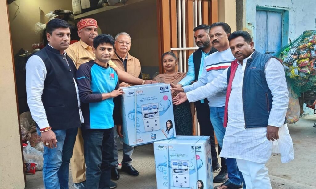 भागीरथपुरा में त्रस्त दिव्यांग परिवारों को कांग्रेस ने लगवाई आरओ मशीन