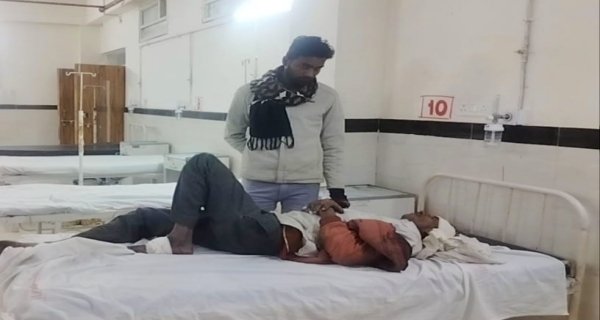 दो बाइकों की आमने- सामने टक्कर में दो घायल, एक रेफर