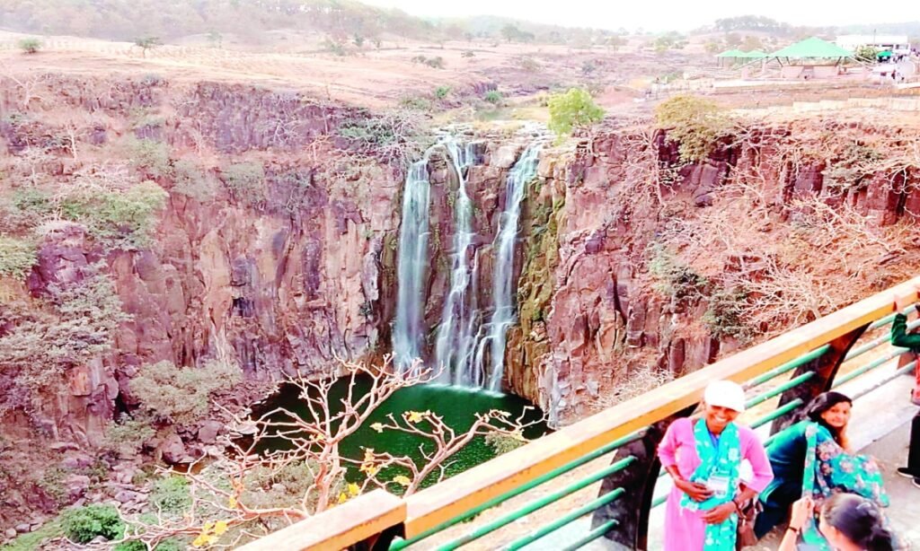 महू के पर्यटक स्थलों पर सैलानियों का उमड़ा हुजूम