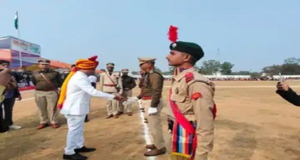 दतिया में कलेक्टर ने परेड की सलामी ली, विकास कार्यों की झांकियां रहीं आकर्षण का केंद्र