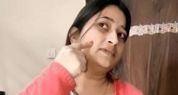 ब्यूटी पार्लर में बिगड़ा मॉडल प्रज्ञा का बिगडा चेहरा