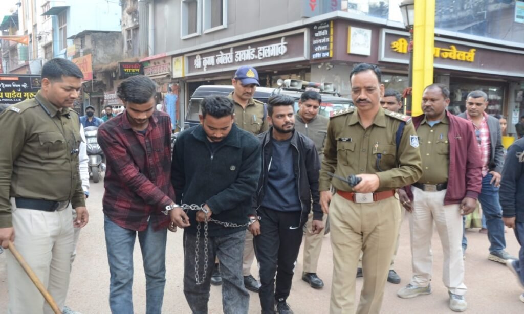 सरे बाजार किया चाकू से हमला ,दबोचे गए 3 आरोपी