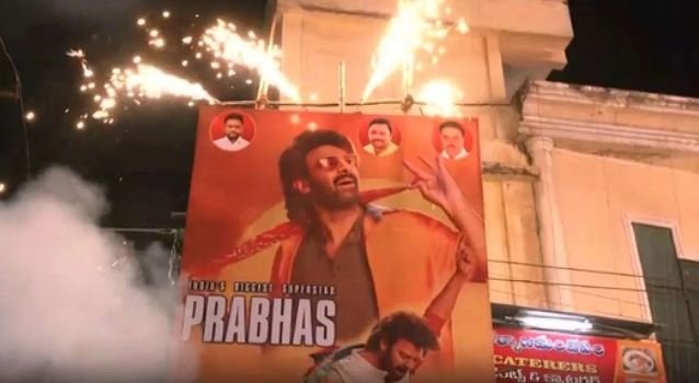 प्रभास की ‘द राजा साब’ का बॉक्स ऑफिस पर धमाका: सिनेमाघरों में फैंस ने किया पोस्टर का दुग्धाभिषेक; हॉरर-कॉमेडी अवतार देख दीवाने हुए दर्शक