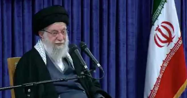 खामेनेई ने प्रदर्शनों को लेकर अमेरिकी राष्ट्रपति पर साधा निशाना