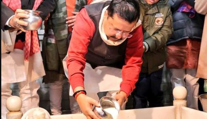 नबीन ने कनाट प्लेस में भगवान शंकर का किया दुग्ध अभिषेक, प्राचीन हनुमान मंदिर में की पूजा अर्चना