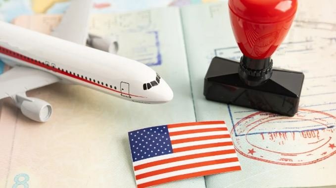 अमेरिका ने करीब एक साल में एक लाख से अधिक वीजा किये रद्द