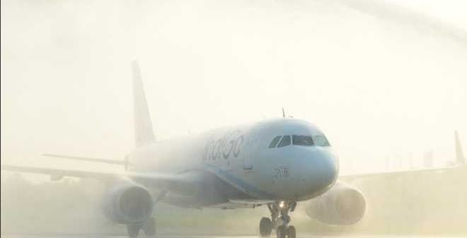 दिल्ली में घना कोहरा से उड़ानों में देरी, एयरलाइंस ने जारी की सलाह