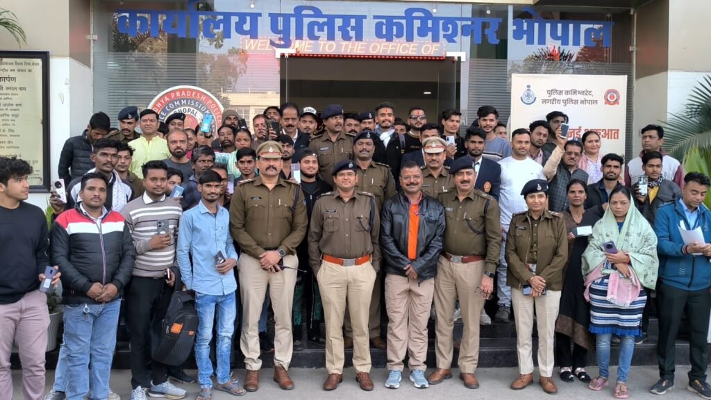 पुलिस ने लोगों को लौटाए 27 लाख कीमत के फोन