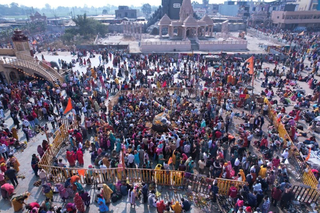 देवदर्शन के साथ साल के पहले दिन की शुरुआत