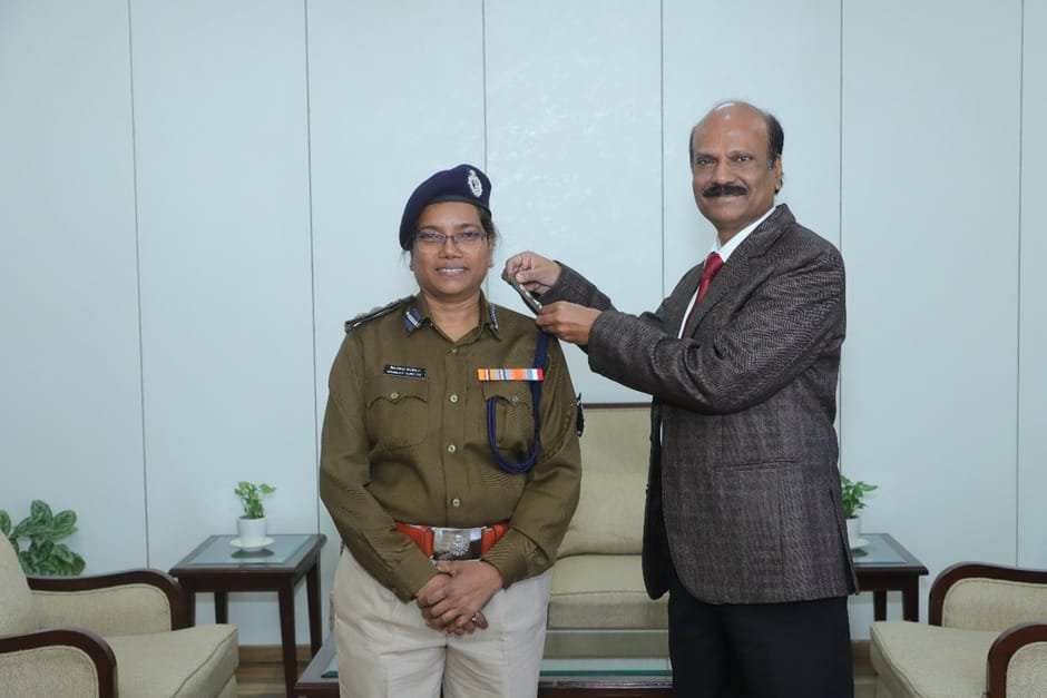 आईपीएस अधिकारियों को पदोन्नति, डीजीपी ने लगाई रैंक