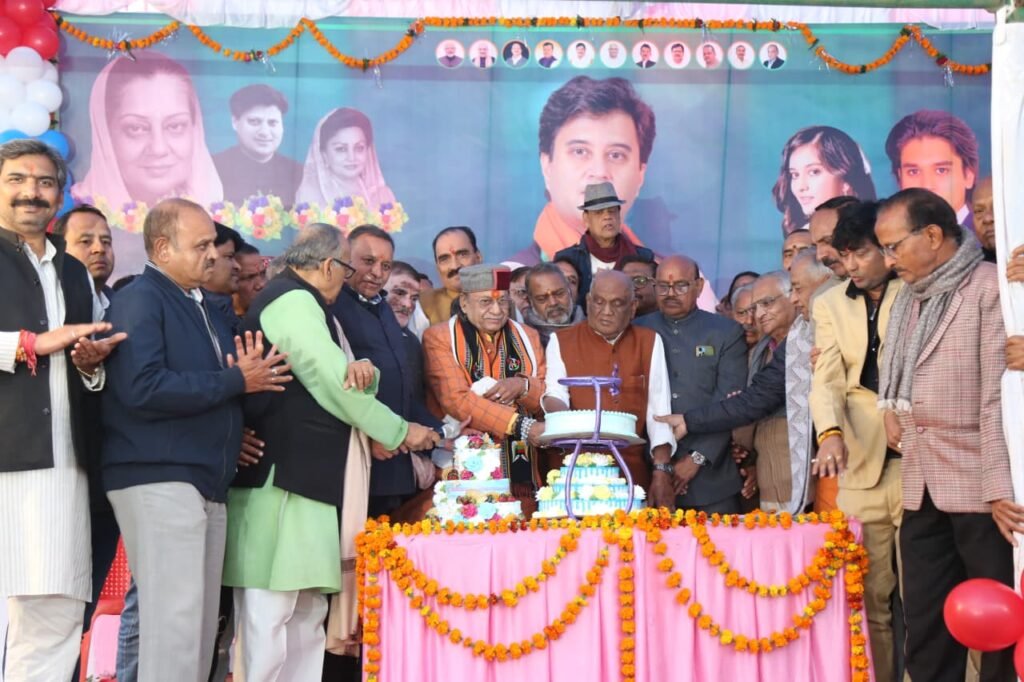 सिंधिया का जन्मदिन बाडे़ पर धूमधाम से मना