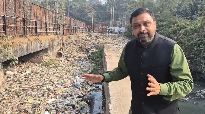 राजभवन-सीएम हाउस मार्ग पर पेयजल लाइन में सीवेज मिलाने का आरोप, कांग्रेस ने जताई गंभीर जनस्वास्थ्य संकट की आशंका