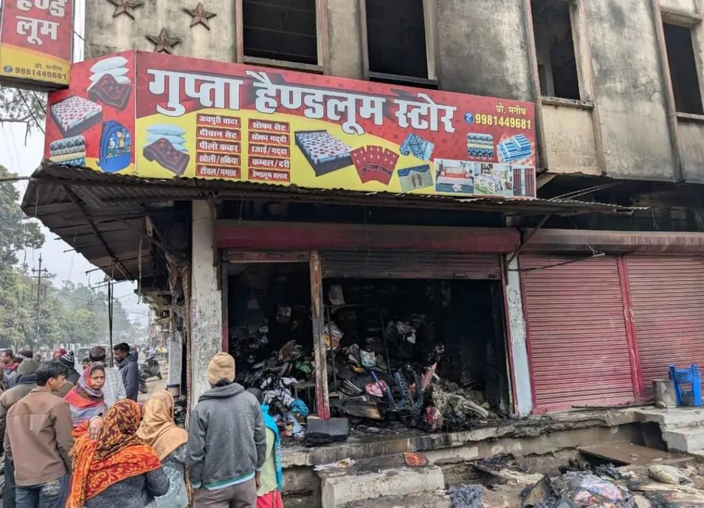 देर रात दो दुकानों में आग लगने से सामान जलकर राख