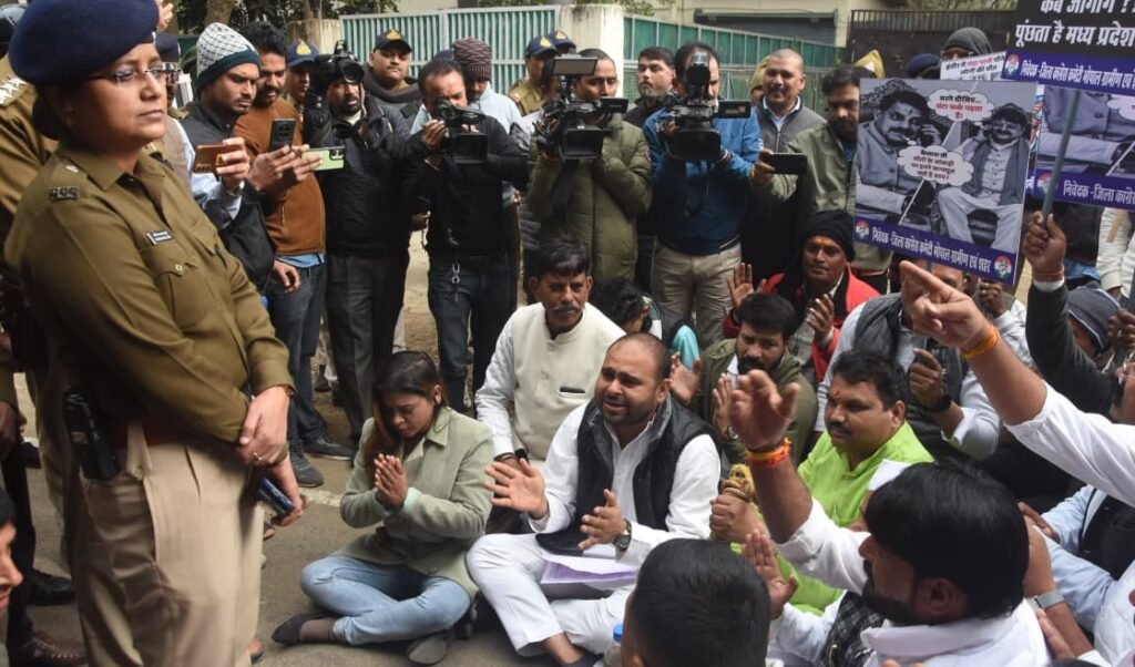 दूषित पानी के विरोध में कांग्रेस का प्रदर्शन, सांसद के निवास पर बोतल में गंदा पानी लेकर जताया आक्रोश