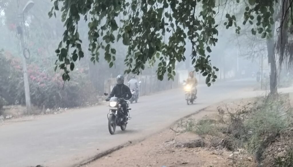 एक ही दिन में 3 डिग्री लुढका पारा, घने कोहरे के बीच सर्द हवाओं ने कंपकपाया 