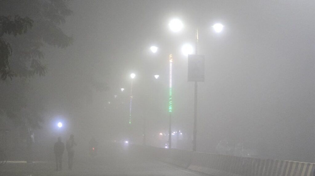 रतलाम में सुबह 11 तक छाया रहा कोहरा, 8वीं तक के विद्यार्थियों की 6 तक छुट्टी