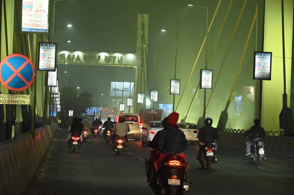 मप्र में कड़ाके की ठंड और घना कोहरा बरकरार, कई जिलों में विजिबिलिटी 50 मीटर से भी कम