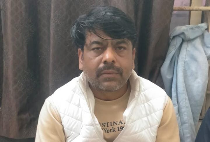 नगर पालिका का कर्मचारी रिश्वत लेते पकड़ा