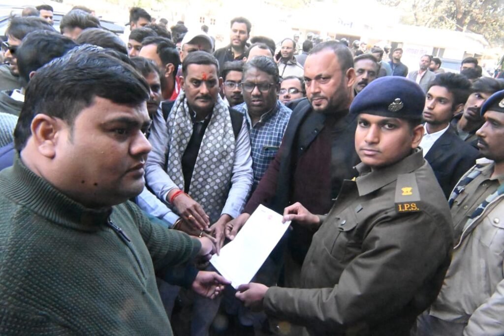 लाठीचार्ज के विरोध में पुलिस अधीक्षक कार्यालय का घेराव