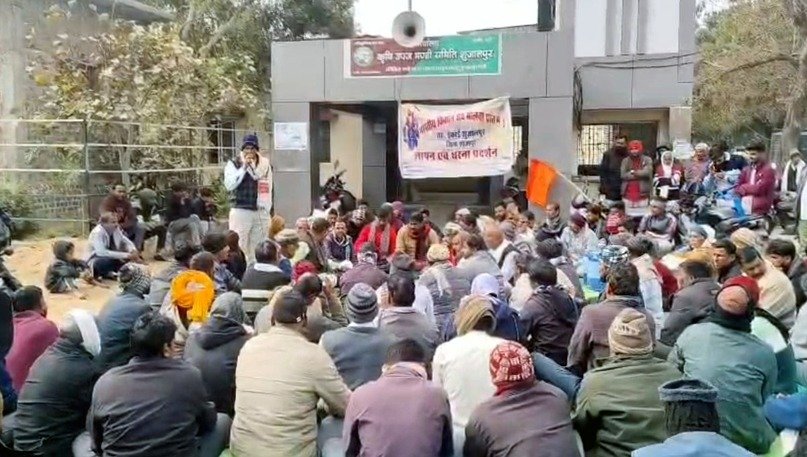 कार्यवाही की मांग पर अड़ा किसान संघ, मंडी में दिया धरना