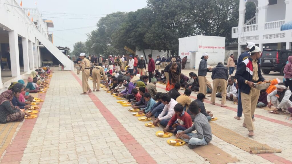 गुरुद्वारा दमदमा साहिब में प्रकाश पर्व पर हुआ लंगर, हजारों ने ली प्रसादी