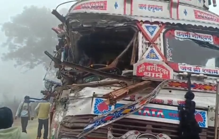 अटरा सरकार के समीप दो ट्रक आपस में भिड़े, घने कोहरे ने ली सड़क हादसे की शक्ल
