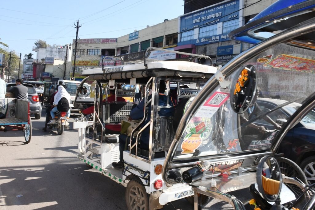 शहर में बेलगाम ई-रिक्सा बने सिरदर्द