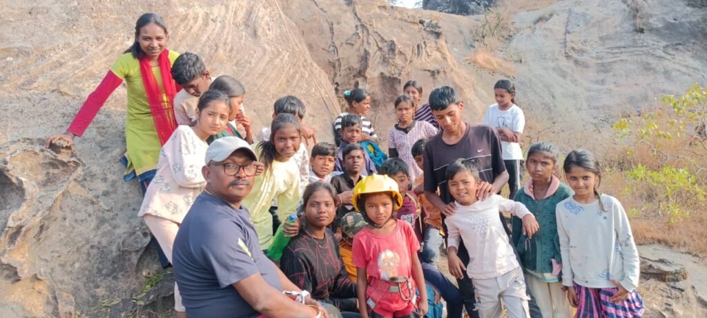 साहसिक खेलों को बढ़ावा: अनजान और गरीब बच्चों को माउंटेनियर बना रहे राकेश