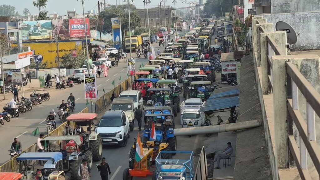 ट्रैक्टरों के काफिले साथ किसानों का जोरदार प्रदर्शन