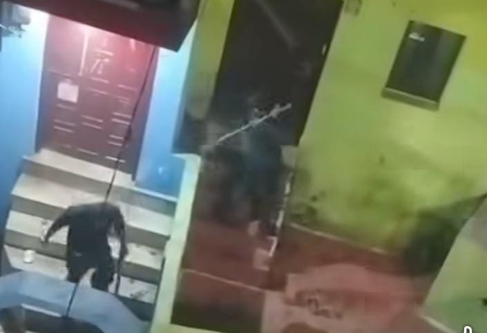 दो पक्ष भिड़े, पथराव, आगजनी की कोशिश, दो घायल 