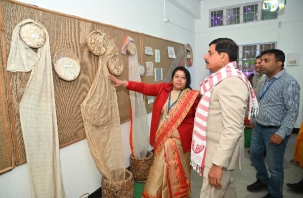 बुनकरों से संवाद: मुख्यमंत्री डॉ. यादव ने असम के ‘सिल्क विलेज’ सुआलकुची का किया भ्रमण