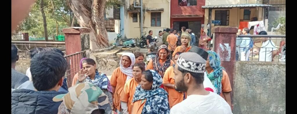 रेल कर्मचारी ने सफ़ाई मित्र पर किया हमला 