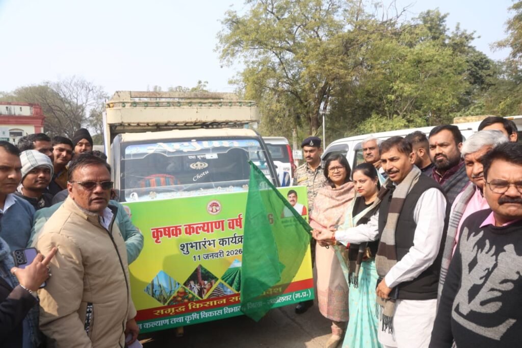 कृषि विज्ञान केन्द्र में आयोजित जिला स्तरीय कार्यक्रम में रथ को दिखाई गई हरी झंडी