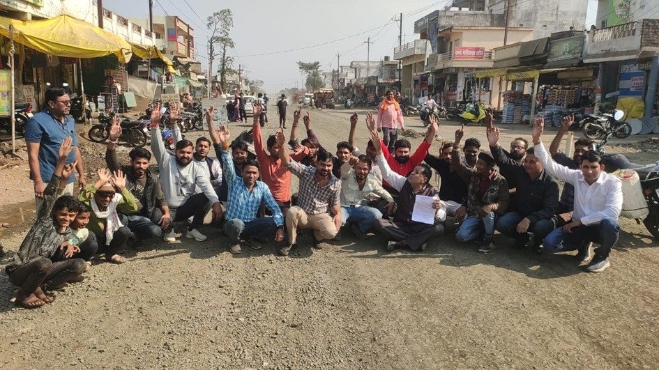 घटिया सड़क निर्माण व धूल-प्रदूषण के विरोध में बिलकिसगंज जोड़ पर ग्रामीणों का धरना