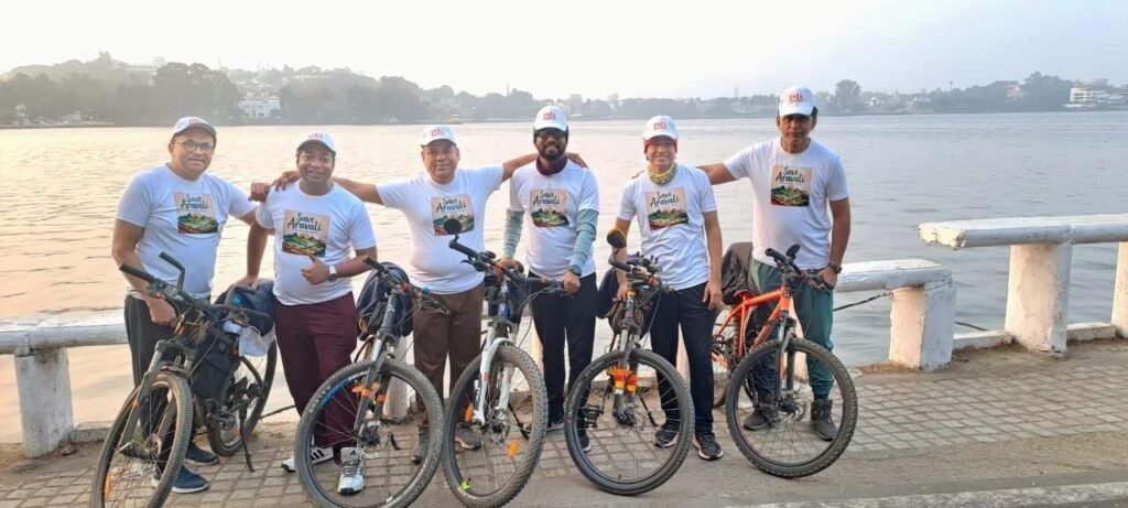 अरावली संरक्षण का संदेश लेकर डॉक्टरों की नीमच से उदयपुर 140 किलोमीटर साइकिल यात्रा
