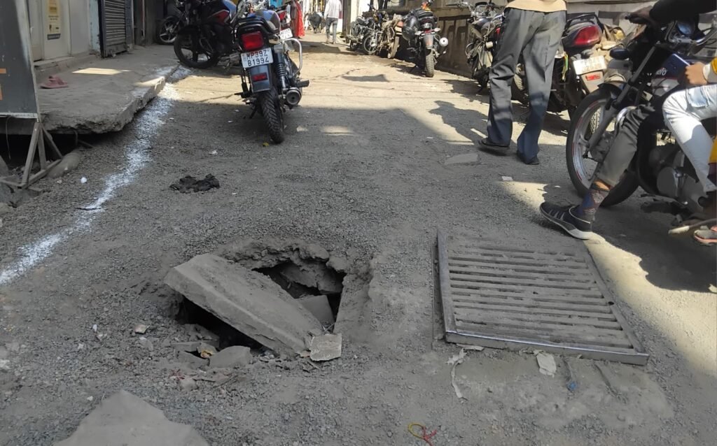 जान जोखिम में डालकर निकलते राहगीर: कई मार्गो पर गड्ढे और उखड़े चेम्बर बने खतरा