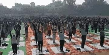 भिंड में सामूहिक सूर्य नमस्कार में छात्रों ने किया योग, नहीं आए सांसद, विधायक और जिला पंचायत अध्यक्ष